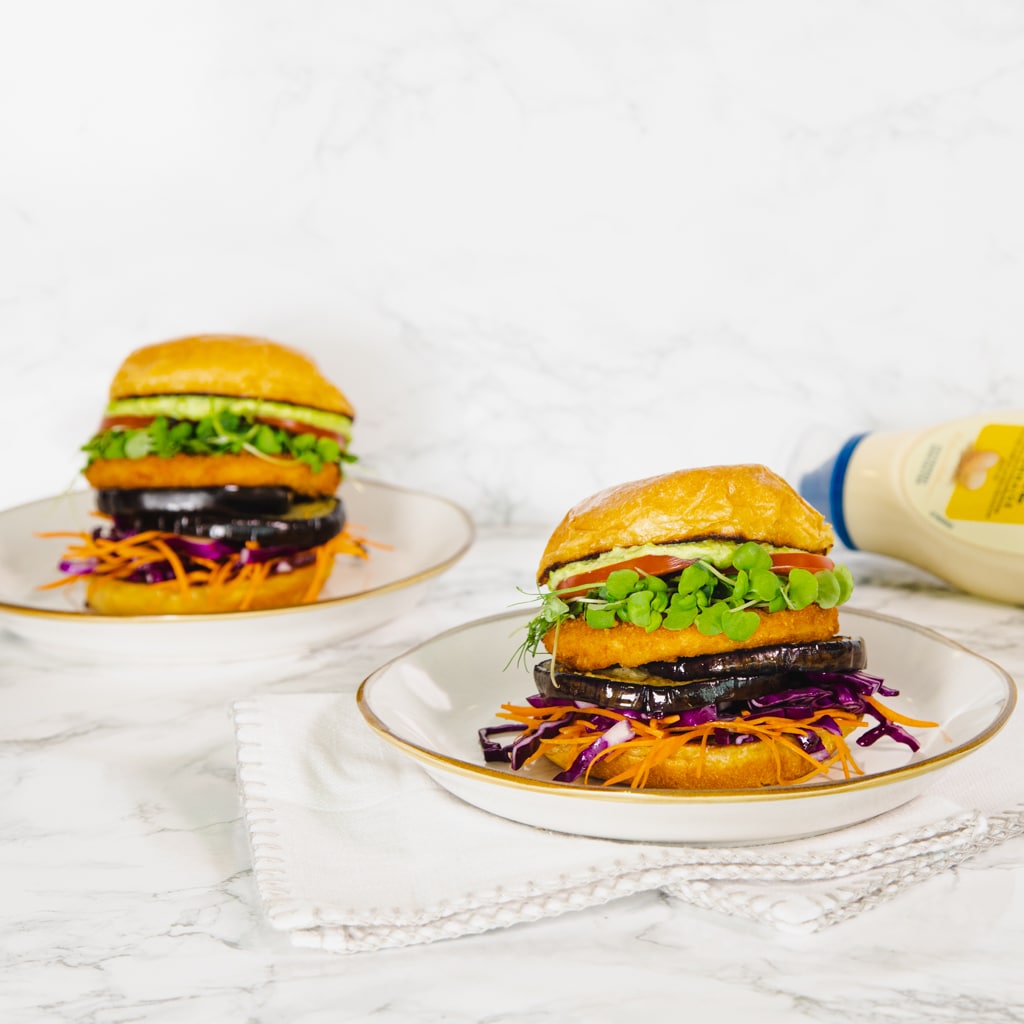 Crispy No Chicken Burger mit Erbsenhummus und rauchige Melanzani